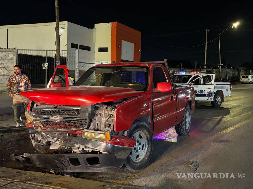 $!Elementos de Tránsito Municipal abanderaron la circulación para prevenir otro percance.