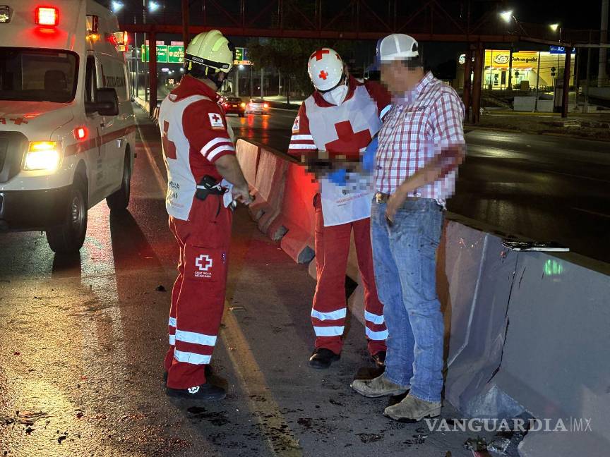 $!Paramédicos de la Cruz Roja atendieron al conductor, quien sufrió una posible fractura en el codo.