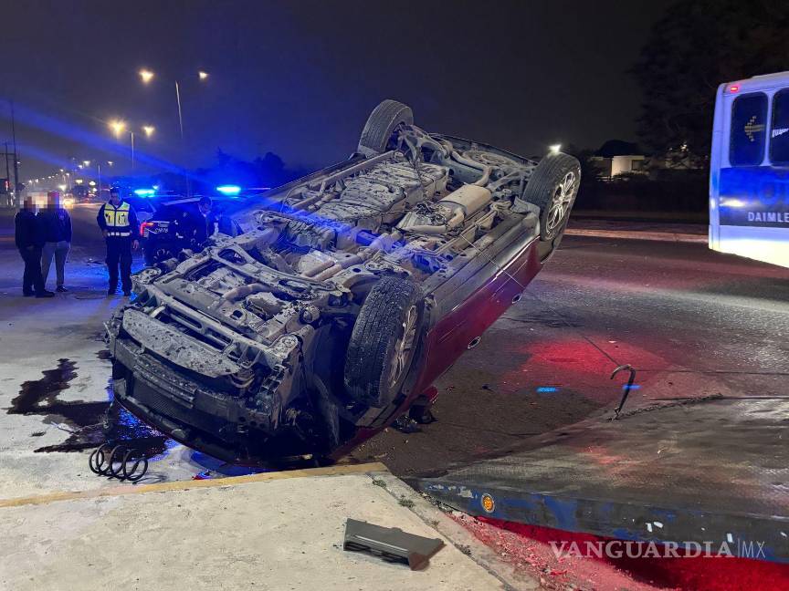 $!La camioneta volcada causó congestión vehicular, pero no se registraron personas lesionadas.