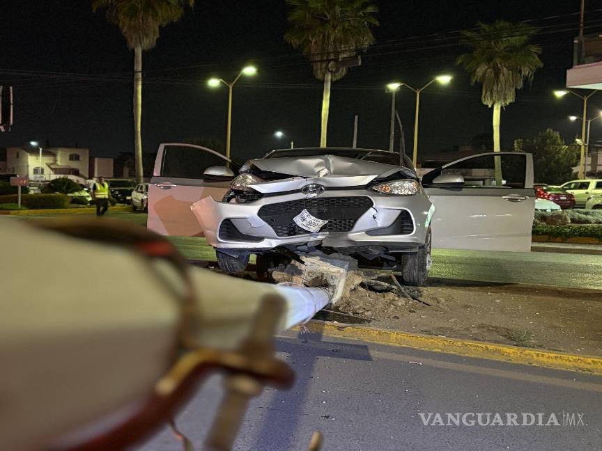 $!Autoridades de Tránsito aseguraron el vehículo tras el accidente en el bulevar Moctezuma.