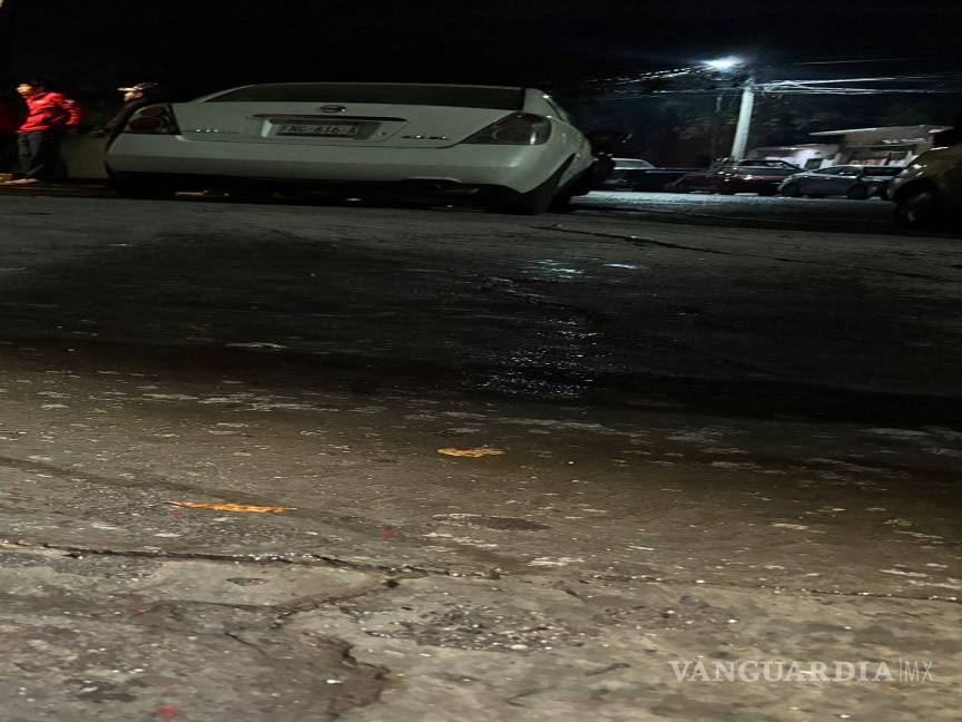 $!La fuga de agua generada por el choque fue controlada por los mismos vecinos del sector.