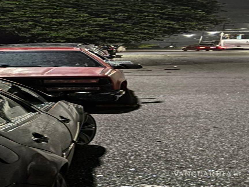 $!Algunos autos de la calle Francisco Javier Mina sufrieron impactos menores por objetos lanzados durante la gresca.