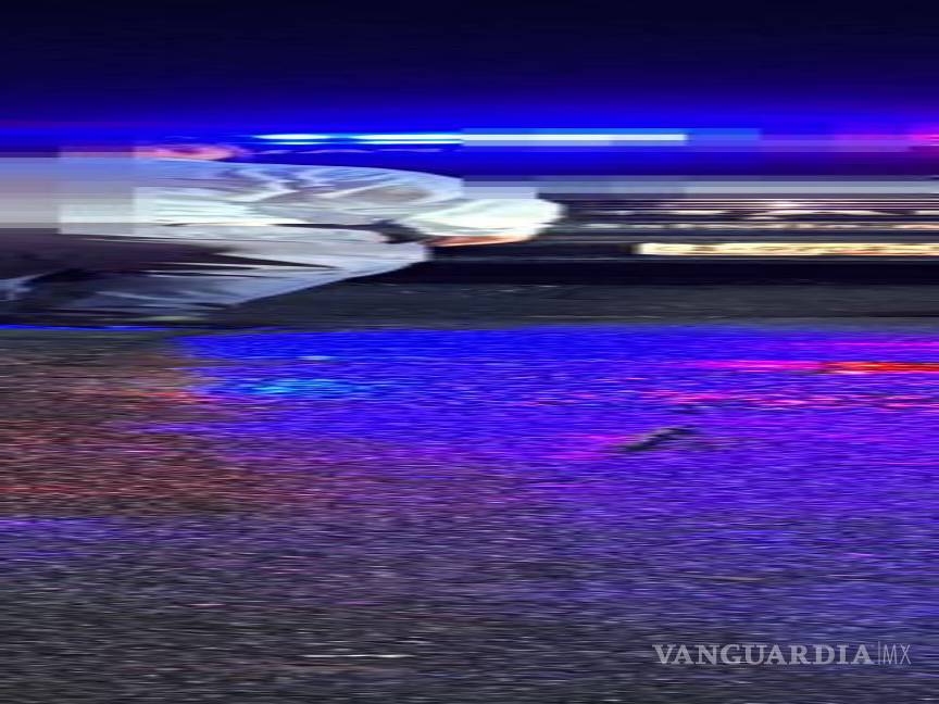 $!La fascia de la camioneta se desprendió debido al choque ocasionado por la imprudencia del motociclista.