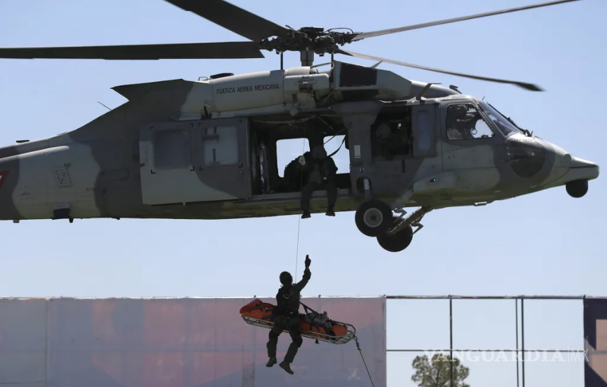 $!Miembros del Ejército mexicano y militares estadounidenses realizan un ejercicio binacional llamado ‘Fuerzas amigas 2024’, este martes en el estadio Olímpico Benito Juárez de Ciudad Juárez.