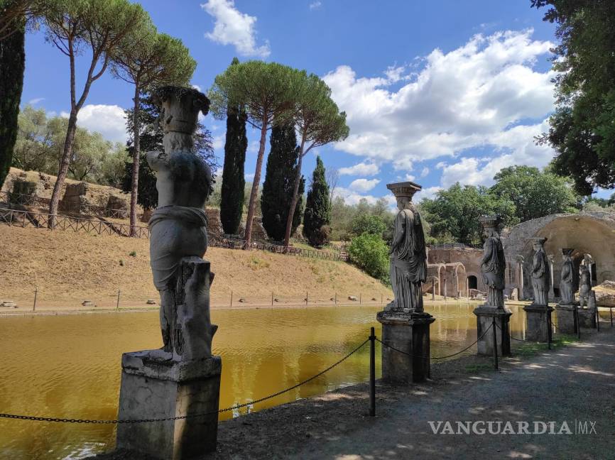 $!Villa Adriana en Tívoli. Vista parcial del enorme estanque del Conopus con las estatuas que lo bordeaban.