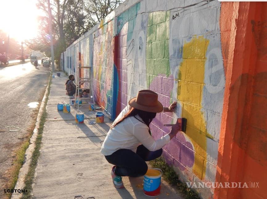 $!Mujeres pintan a mujeres: Reconocen a Nancy Cárdenas con mural en Parras de la Fuentes