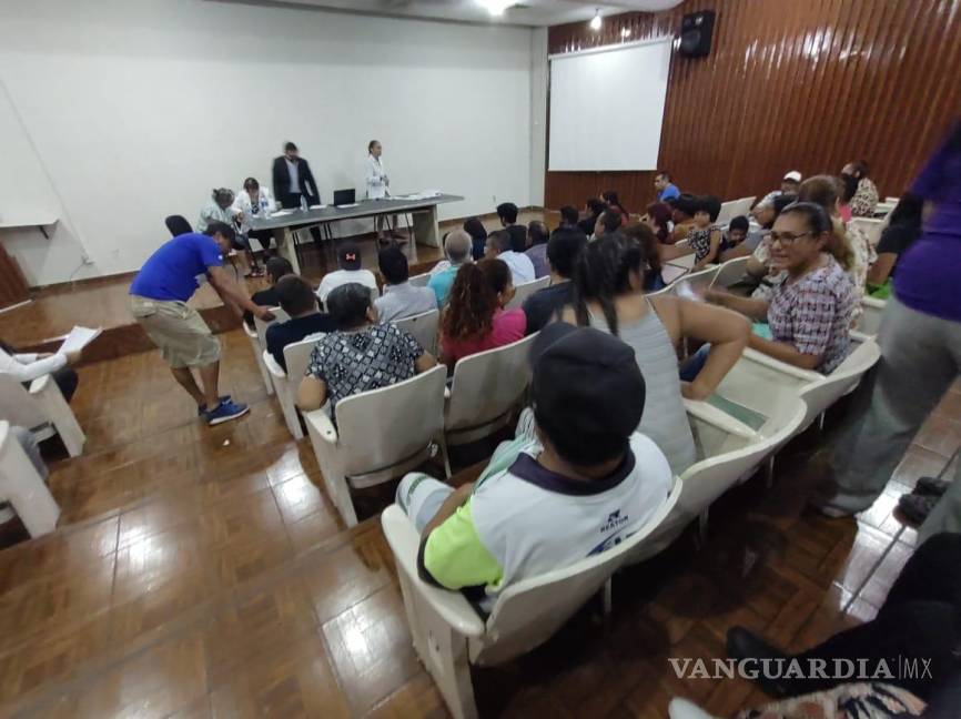 $!Pacientes del IMSS esperando en el auditorio de la clínica 2 para reagendar sus citas de hemodiálisis.