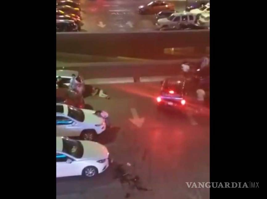 $!Exhiben en videos brutal trifulca en plaza comercial de Monterrey