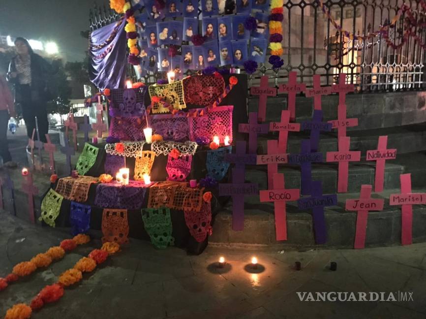 $!Millones de mexicanos, alrededor del país, ponen en alto a sus fallecidos; comida, cempasúchil y el aroma del incienso abunda en las calles estos días.