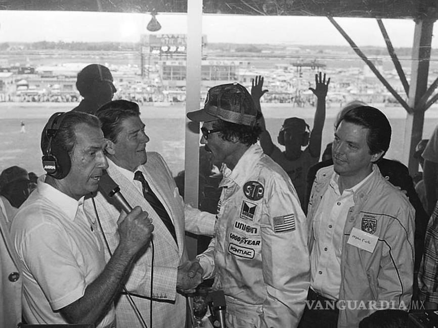 $!El presidente Ronald Reagan felicita al pilot Richard Petty, quien ganó la carrera Firecracker 400 en el Daytona International Speedway el 4 de julio de 1984.