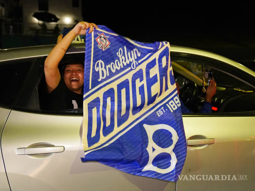 $!Se olvidan de la sana distancia y salen a festejar el título de Dodgers (fotos)
