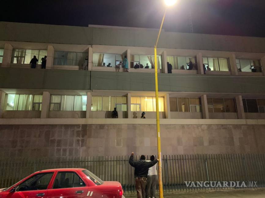 $!Mujer amenaza con aventarse de la Clínica 2 del IMSS, en Saltillo