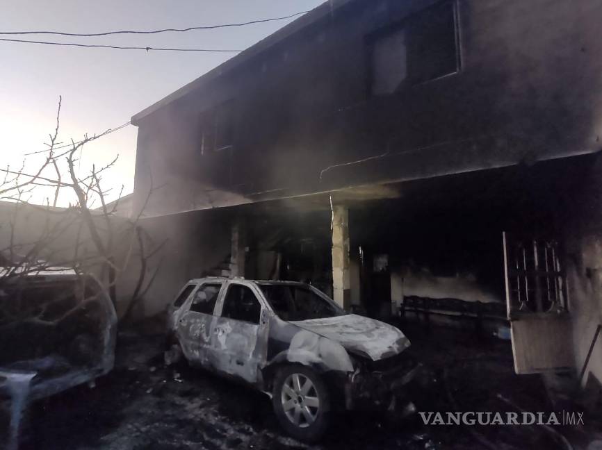 Explosión provoca incendio en domicilio de Saltillo; Bomberos rescatan dos perritos