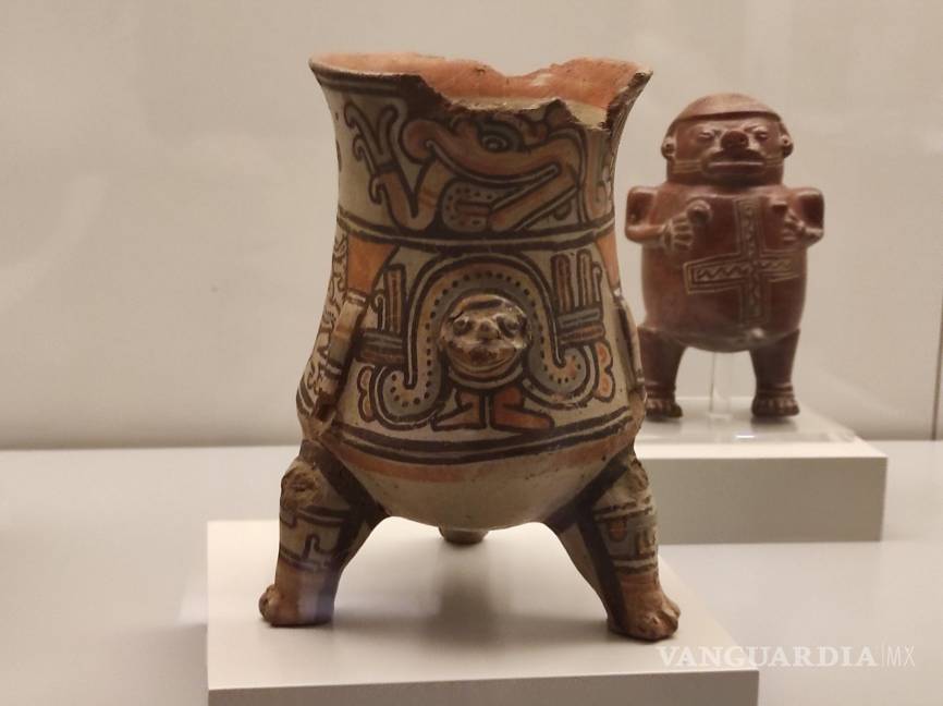 $!Dos vasos de ajuar funerario de la cultura mexica. EFE/Museo de América de Madrid