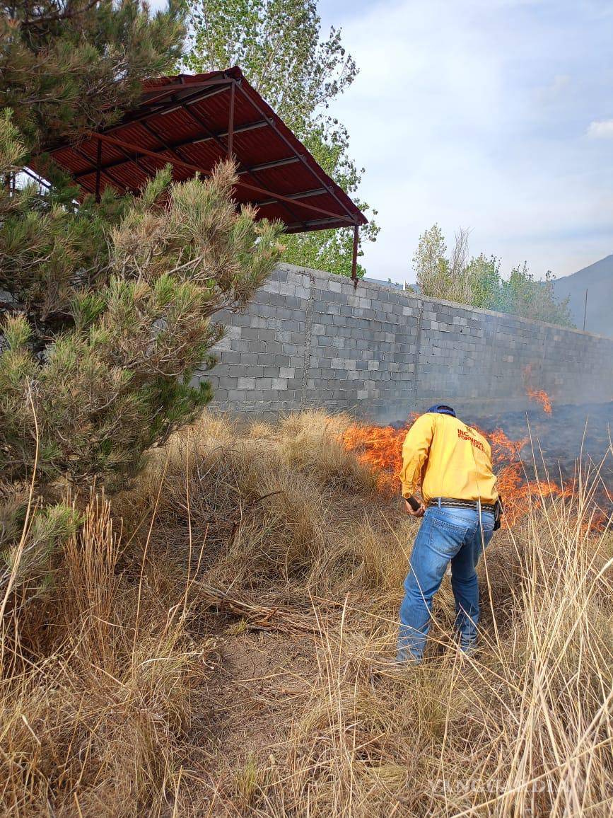 $!Bomberos y brigadas locales logran sofocar el incendio que afectó una hectárea de pastizal en la zona rural.