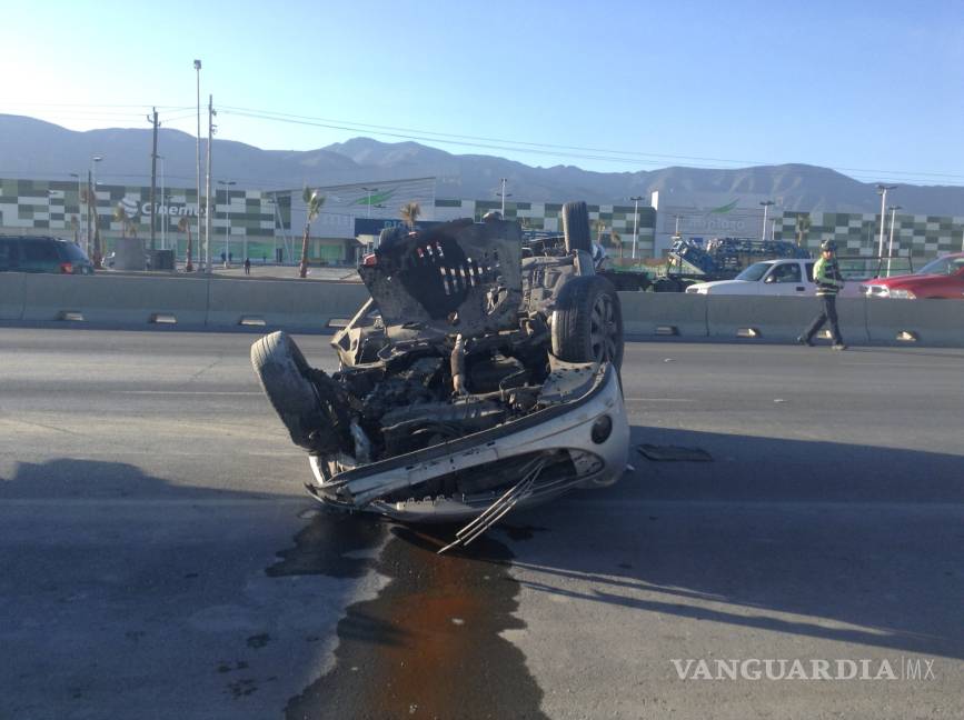 $!Se registra volcadura en puente a la altura de Mirasierra