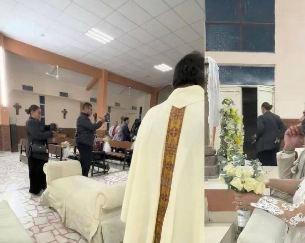 El incidente abrió un debate sobre las reglas de comportamiento para proveedores durante las ceremonias religiosas.