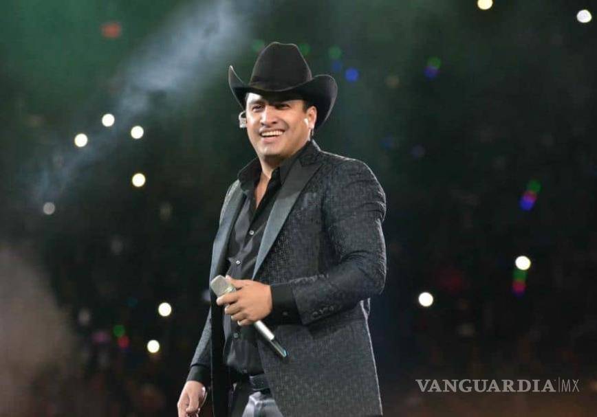 Julión Álvarez levanta la mano para hacer dueto con Luis Miguel