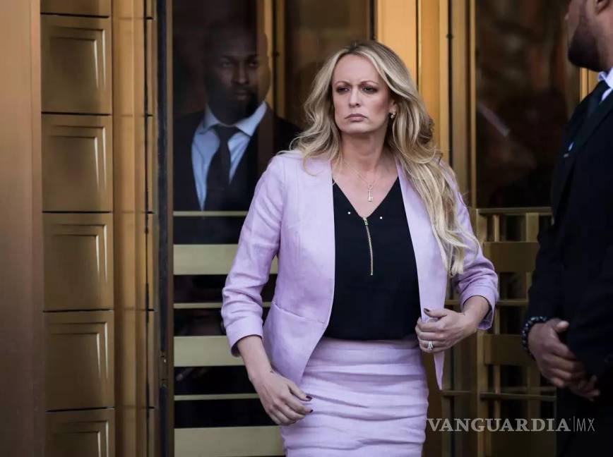 $!Trump es acusado de realizar pagos indebidos a la actriz para adultos Stormy Daniels, con quien habría tenido una relación extramarital.