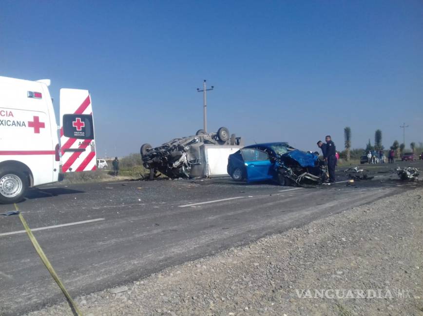 $!Dos muertos y dos lesionados deja trágico accidente en la carretera Parras-Paila
