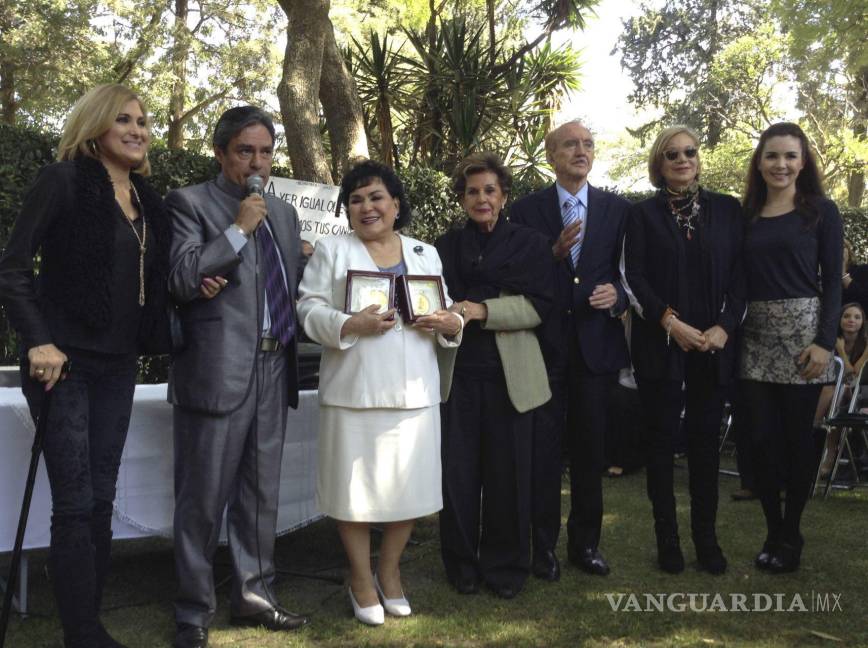 $!6 de noviembre de 2013.Carmen Salinas recibe un reconocimiento por su trayectoria en la rotonda de los hombre ilustres del Panteón Dolores. Cuartoscuro