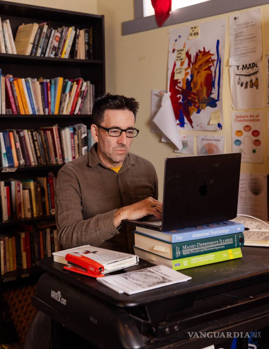 $!El asesor de salud mental Sascha DuBrul experimentó personalmente cómo el uso prolongado de un chatbot lo llevó a convencerse de realidades alternativas antes de retirarse de la herramienta.