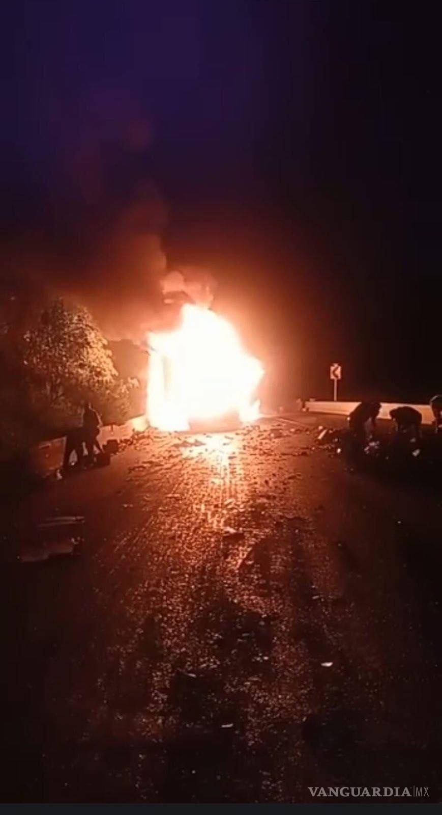 $!Tráiler cargado de alcohol paralizó la carretera 57 Saltillo-Los Chorros por 4 horas