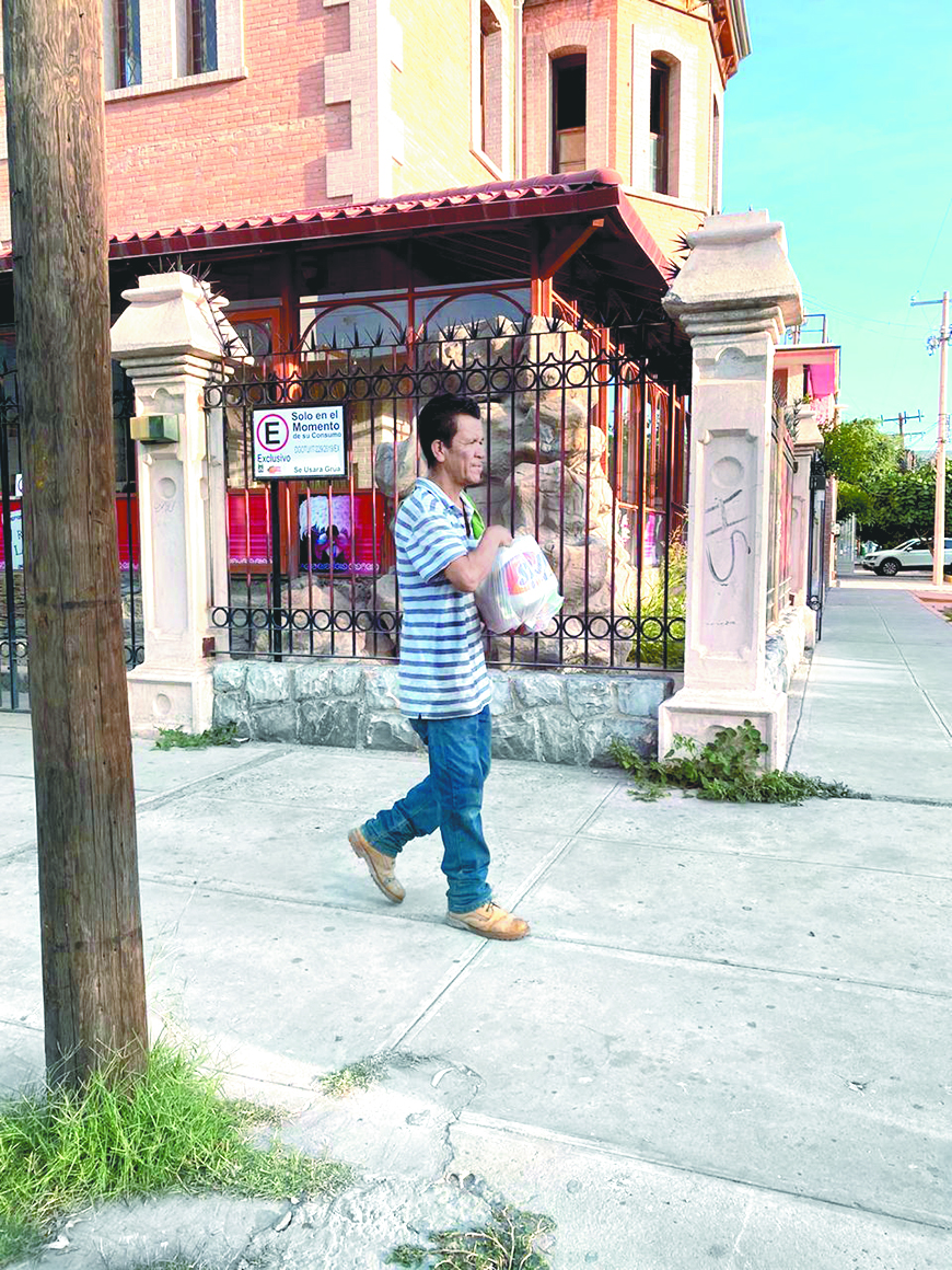$!Mind in Saltillo: Par de jovencitas reparte despensas en las calles de La Laguna