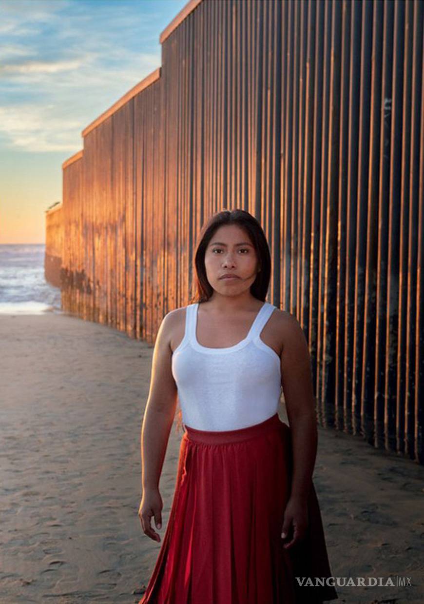 $!Retratan a Yalitza Aparicio en muro fronterizo para 'demostrar que divisiones no tienen sentido'