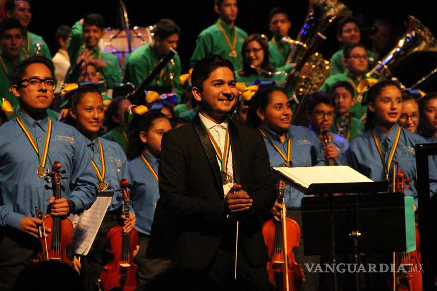 $!Integrantes de la Orquesta Esperanza Azteca atrapan sueños con sus voces e instrumentos