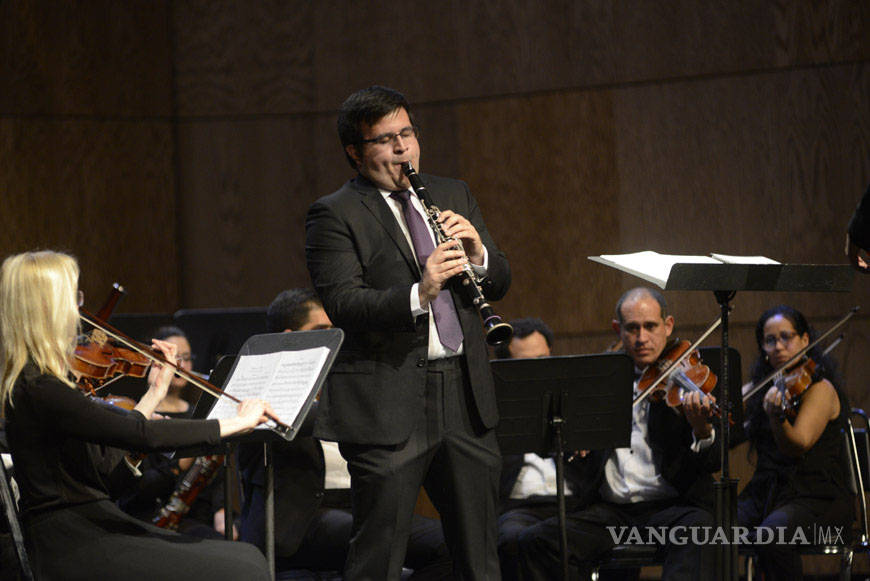 $!La Orquesta Filarmónica del Desierto de Coahuila recibe reconocimiento durante segundo concierto