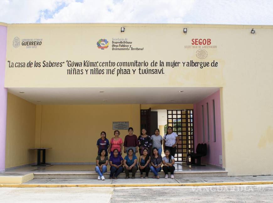$!Las mujeres que trabajan en la Casa de los Saberes posan para una foto en la entrada del edificio, en Ayutla de los Libres, Guerrero. AP/Abril Mulato