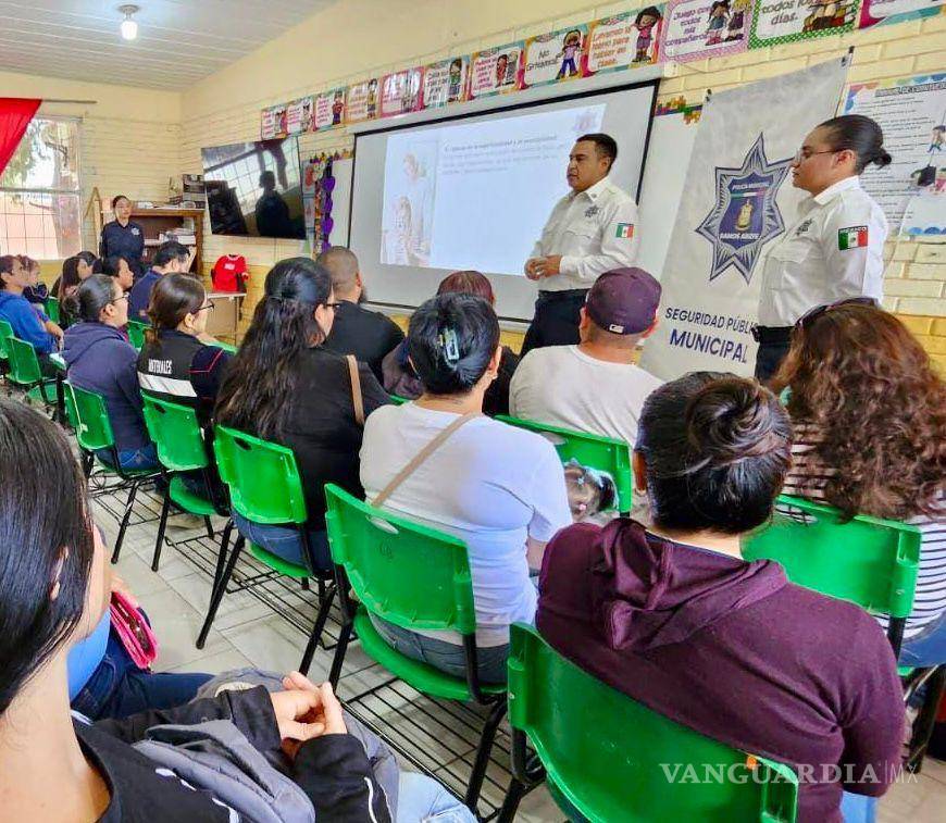 $!Madres y padres de familia participaron en la plática “La Responsabilidad de Ser Padres”, impartida por la Unidad de Proximidad Social en primarias de Ramos Arizpe.