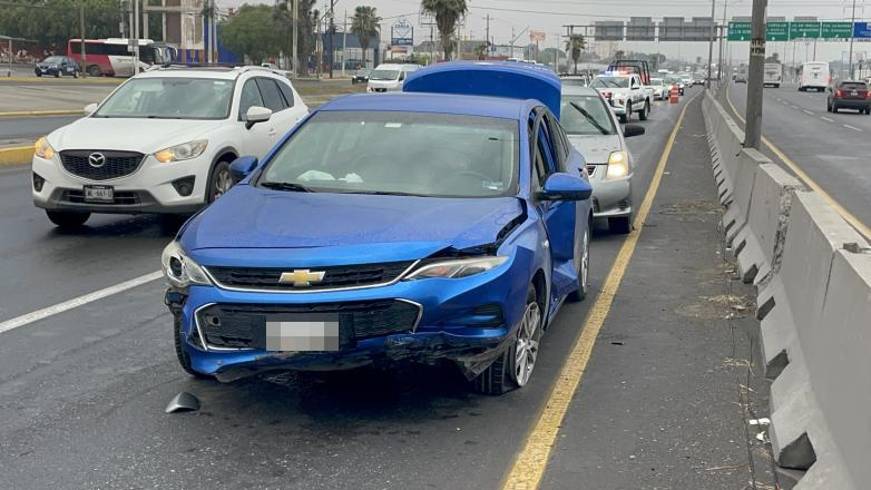 La conductora del Cavalier, que derribó un señalamiento al cruzar la vía lateral y el canal pluvial, fue entrevistada por las autoridades para el levantamiento del reporte correspondiente.