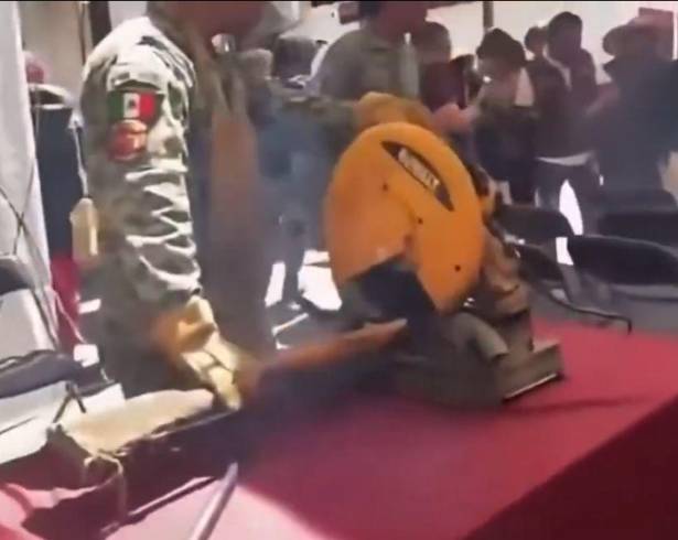 Dos civiles resultaron lesionados cuando una escopeta detonó durante su destrucción en una jornada de desarme de la Sedena en Tzintzuntzan, Michoacán.