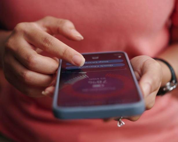 Usuarios revisan sus aplicaciones bancarias tras la implementación del MTU, mientras autoridades alertan sobre llamadas y contactos fraudulentos que buscan aprovechar la confusión generada por la nueva medida