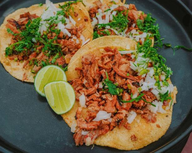 El taco no es solo un platillo en México: es un símbolo cultural que atraviesa clases sociales, regiones y generaciones.