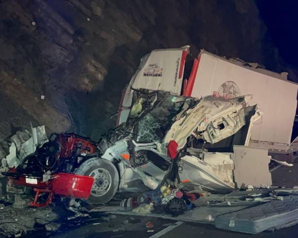 La cabina de la unidad quedó completamente destruida.