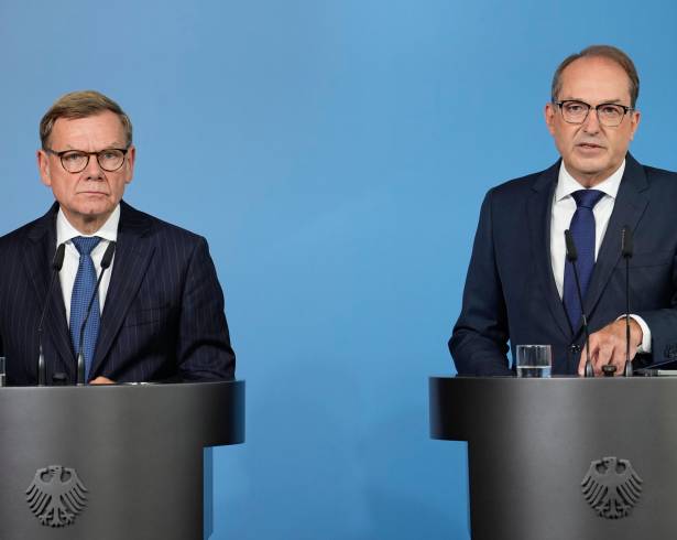 Los ministros de Interior y Exteriores de Alemania, Alexander Dobrindt y Johann Wadephul, respectivamente, hablan con reporteros durante una conferencia de prensa en Berlín.