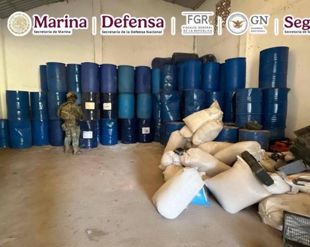 Omar García Harfuch informó que fuerzas federales desmantelaron un campamento clandestino y aseguraron más de 24 mil litros y 12 toneladas de sustancias químicas en Petatlán, Guerrero