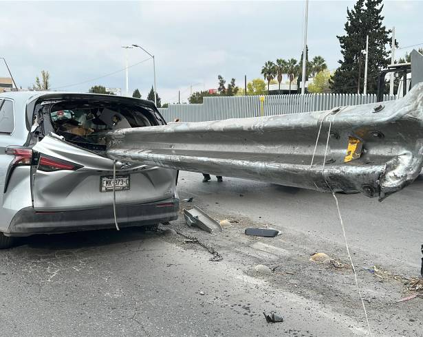 Una barrera metálica atravesó de lado a lado una camioneta tras un accidente registrado en el bulevar Nazario Ortiz Garza, al oriente de Saltillo.