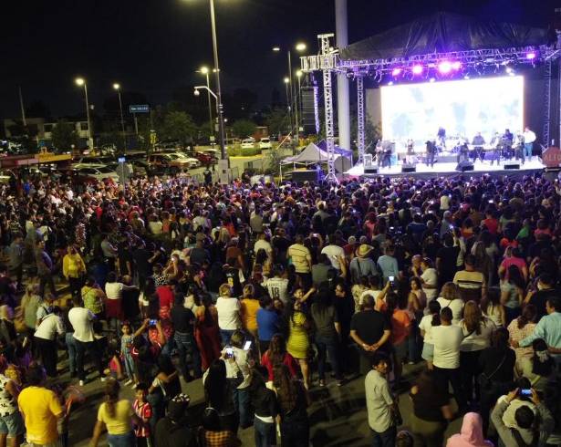 Miles de familias acudieron a los conciertos organizados por el Gobierno Municipal de Saltillo para celebrar el Día de las Madres en distintos sectores de la ciudad.