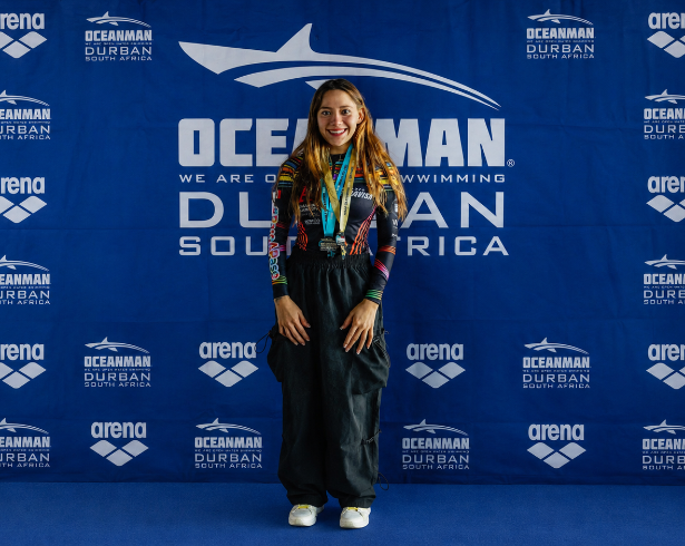 Alejandra Iturbe, nadadora saltillense de aguas abiertas, ha llevado su historia desde Saltillo hasta competencias internacionales como Oceanman Durban, en Sudáfrica.