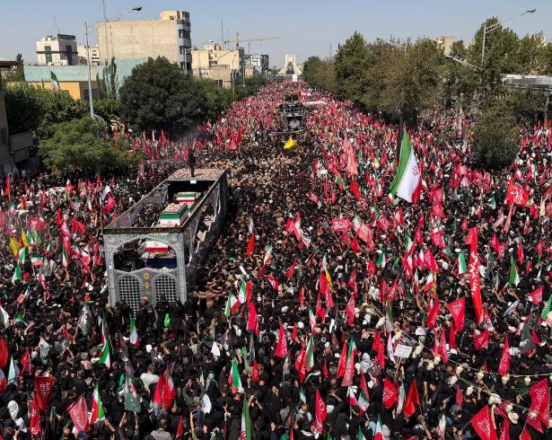 Un camión que transporta los féretros del difunto líder supremo iraní, el ayatolá Alí Jamenei, y de miembros de su familia avanza entre los dolientes durante la procesión fúnebre en Teherán, Irán, el lunes 6 de julio de 2026. (Foto AP/Vahid Salemi)