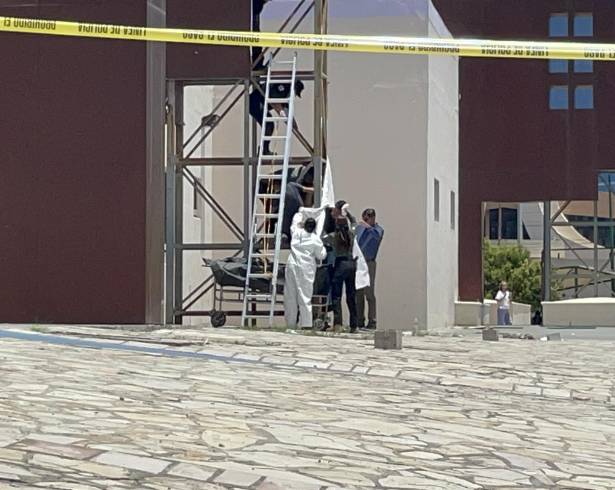 Elementos de seguridad acordonaron el área para preservar la escena mientras peritos y agentes investigadores efectuaban el levantamiento de indicios y la documentación del caso.