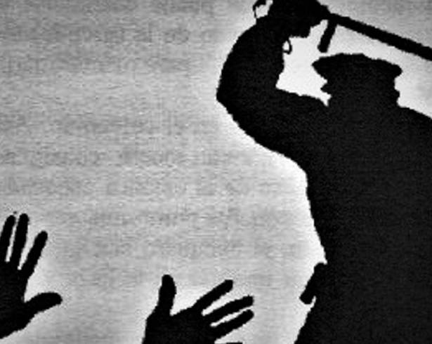 Un video aportado por la víctima desmintió la versión oficial del Ayuntamiento, al mostrar el momento en que un agente arroja desde una patrulla la cartera sustraída durante el operativo.