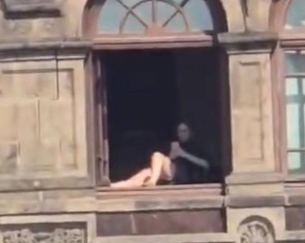 Durante el fin de semana se viralizó en redes sociales el momento en que una persona está tomando el sol desde una ventana de Palacio Nacional en la Ciudad de México.