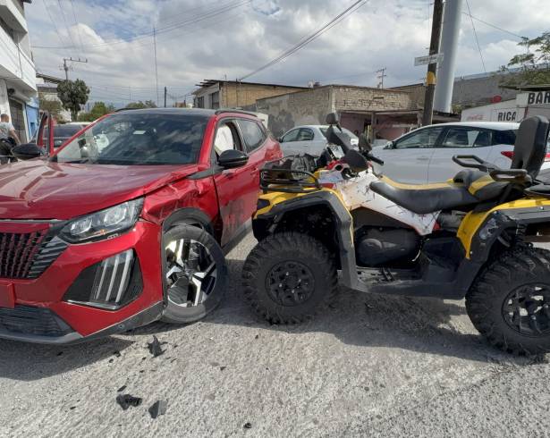 La camioneta resultó con severos daños en la parte frontal y lateral tras el fuerte impacto.