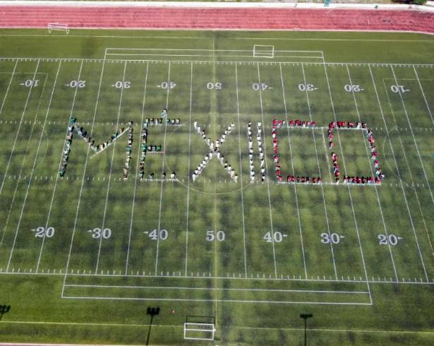 Los participantes formaron la palabra “México” mediante un mosaico en el estadio “Carlos Roldán Sanders”.