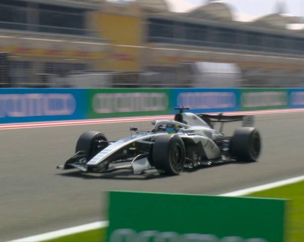 Pérez realizó las prácticas de pretemporada en el Circuito Internacional de Bahréin, donde finalizó último, mientras Charles Leclerc marcó el mejor tiempo del día con Ferrari.